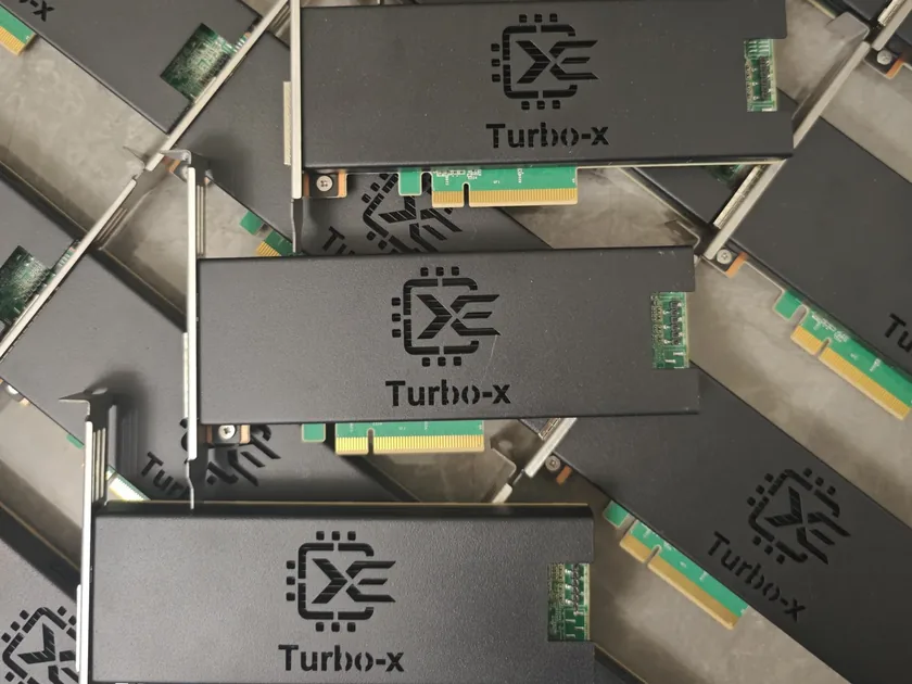 一批 Turbo-X KDMA 板卡:黑色金属外壳、Turbo-X 标志和 PCIe 金手指